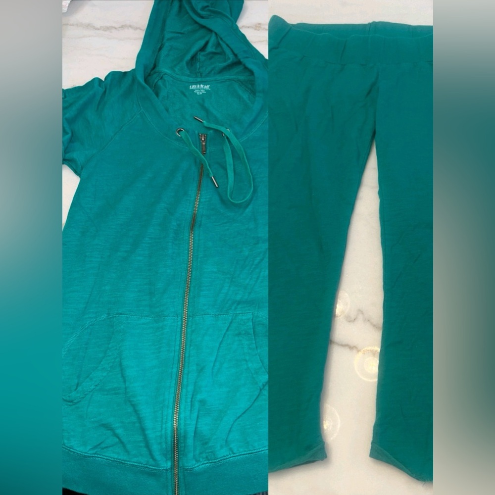 A Pea In The Pod Green Maternity 2 PIECE Capris And Short Sleeve Hoodie Small